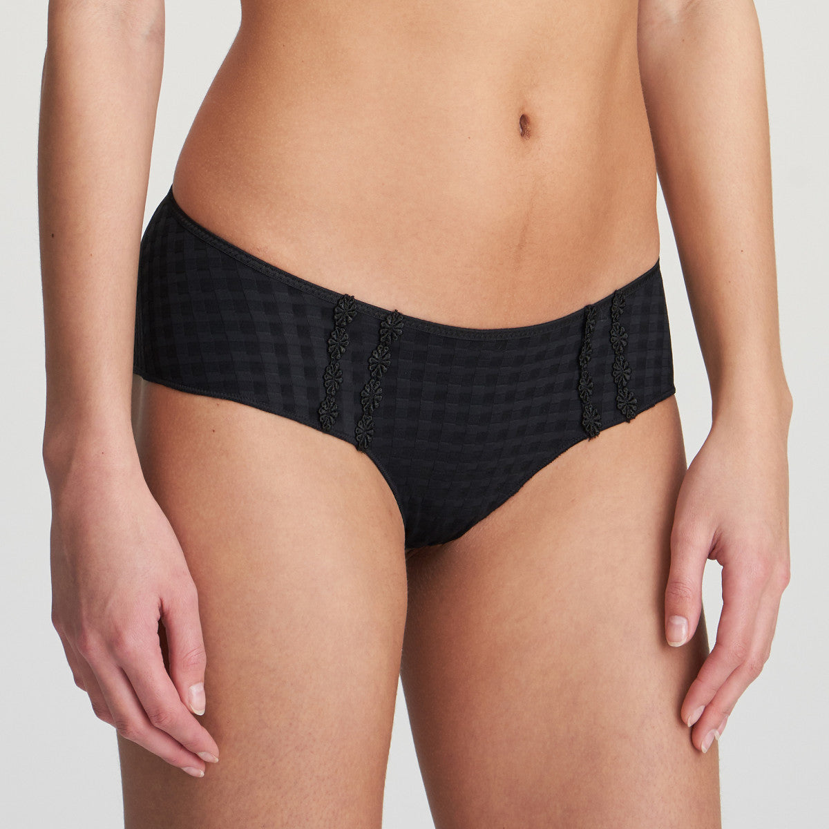 Avero Hotpant | Black