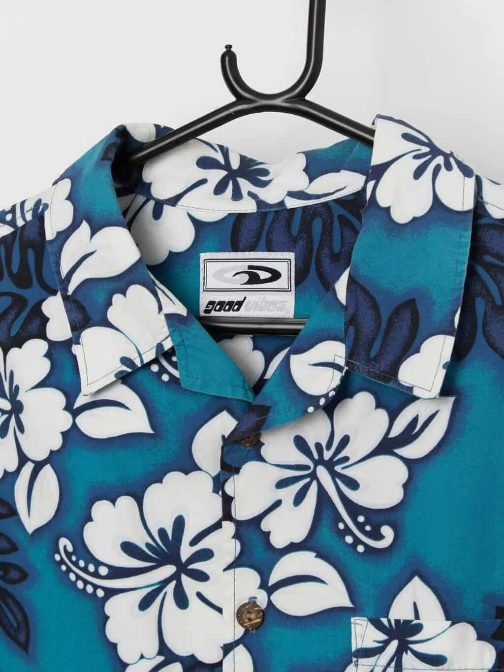 Vintage Hawaiian shirt in blue with a white and navy floral print – Medium / Large